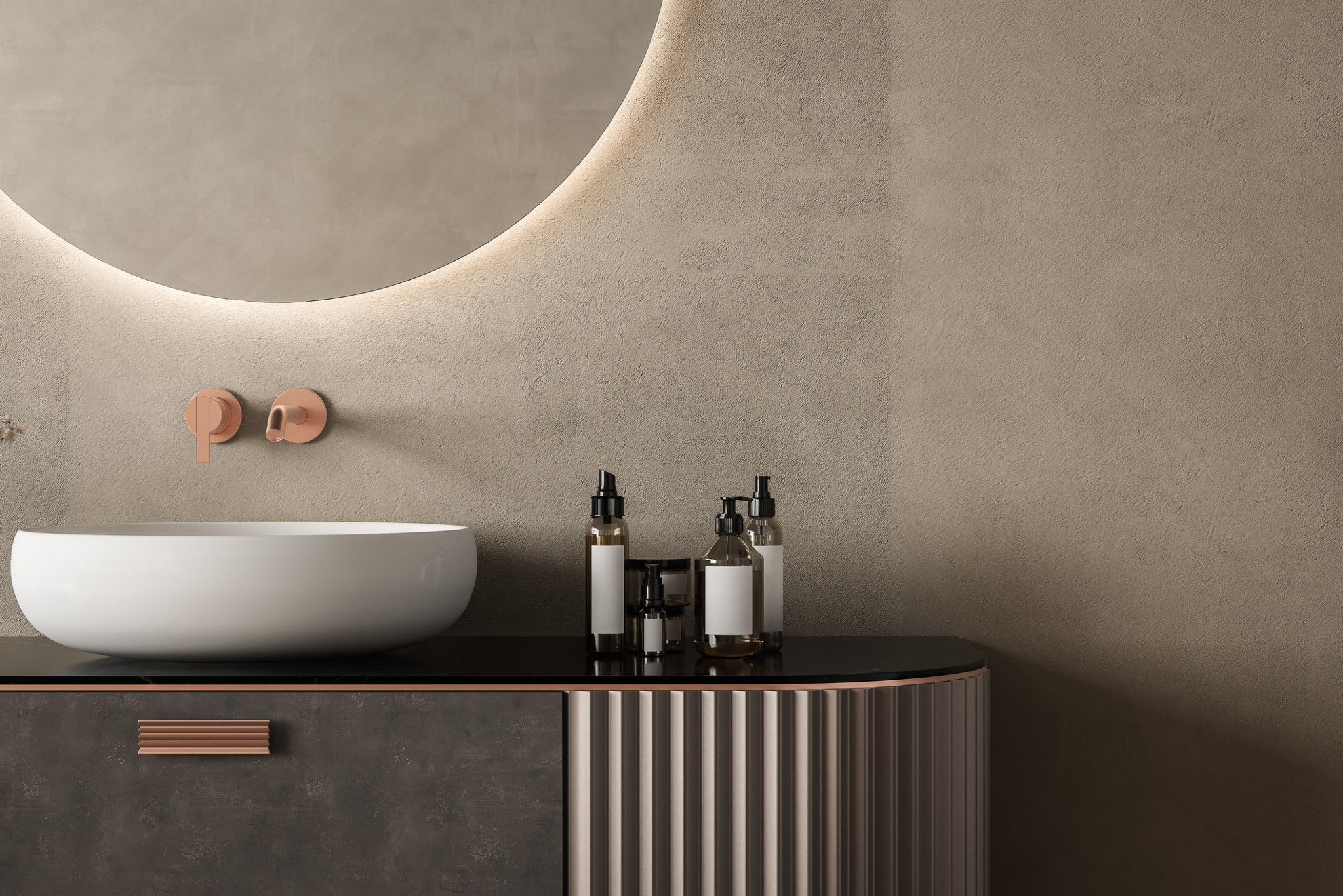 Nowoczesna łazienka z okrągłym lustrem podświetlanym LED, umywalką nablatową, baterią w kolorze miedzi i szafką z ryflowanym frontem.