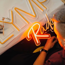 BrandCoast - producent neonów i ledonów.