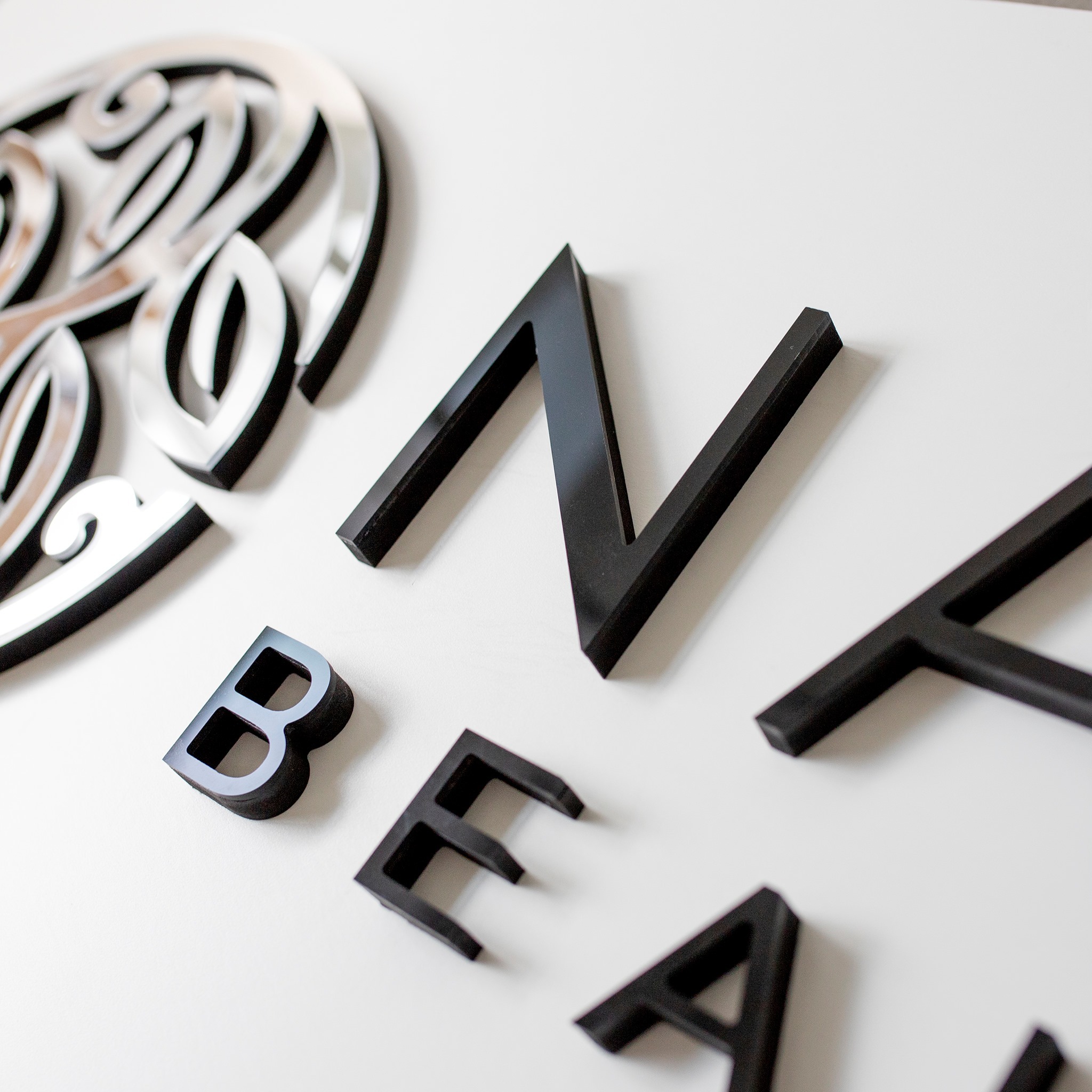 BrandCoast - producent liter i logo do biur.