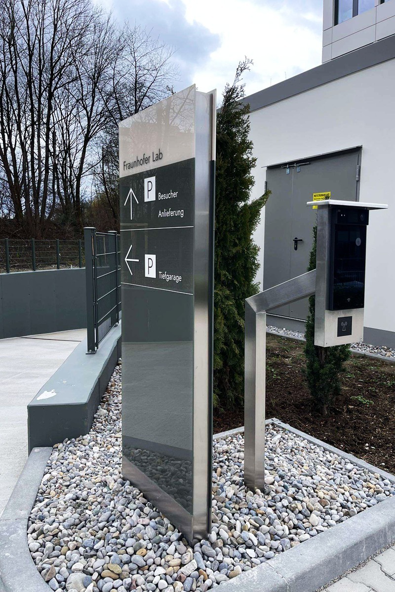 BrandCoast - producent pylonów reklamowych.