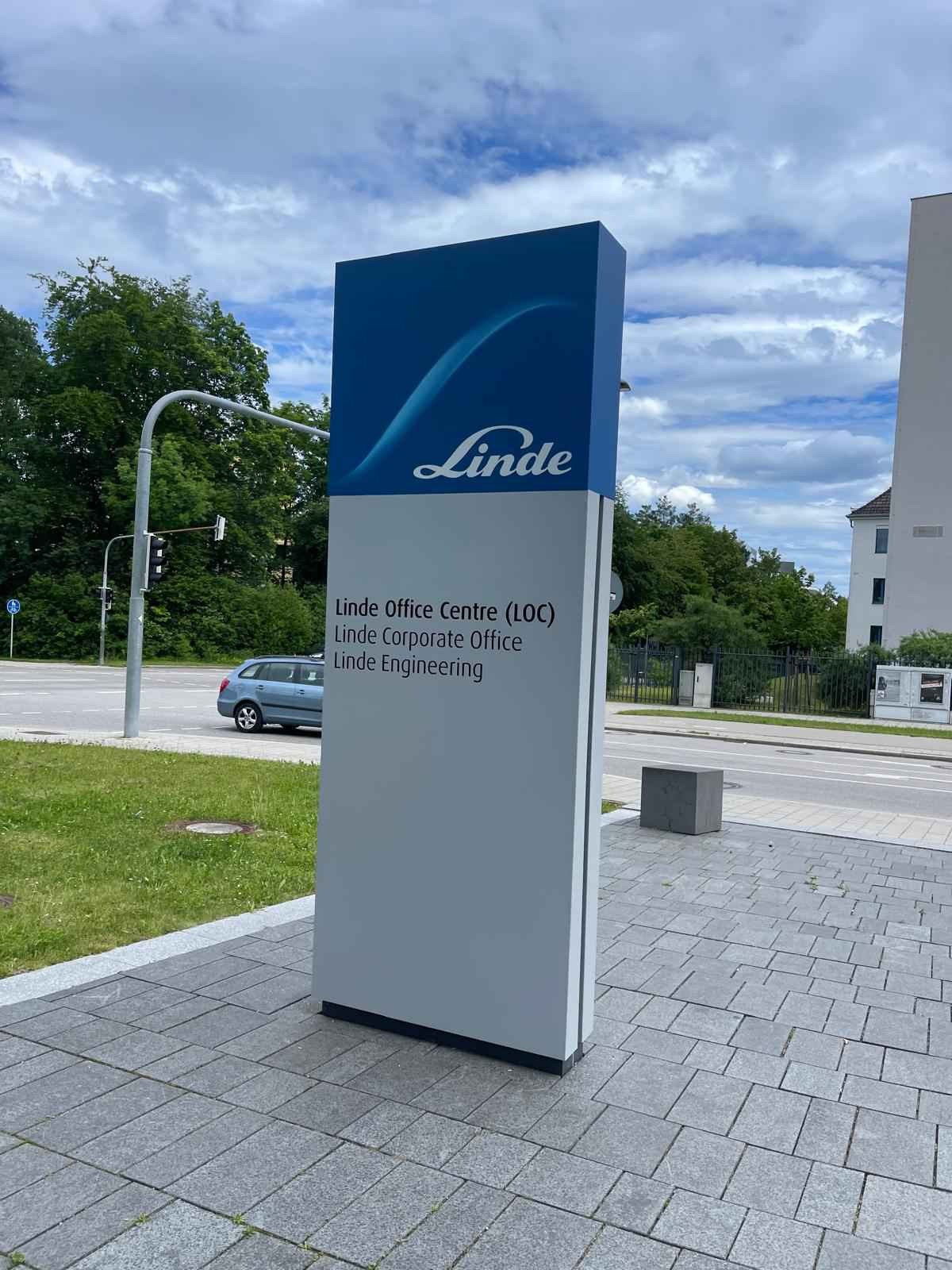 BrandCoast - produkcja i montaż pylonów reklamowych.