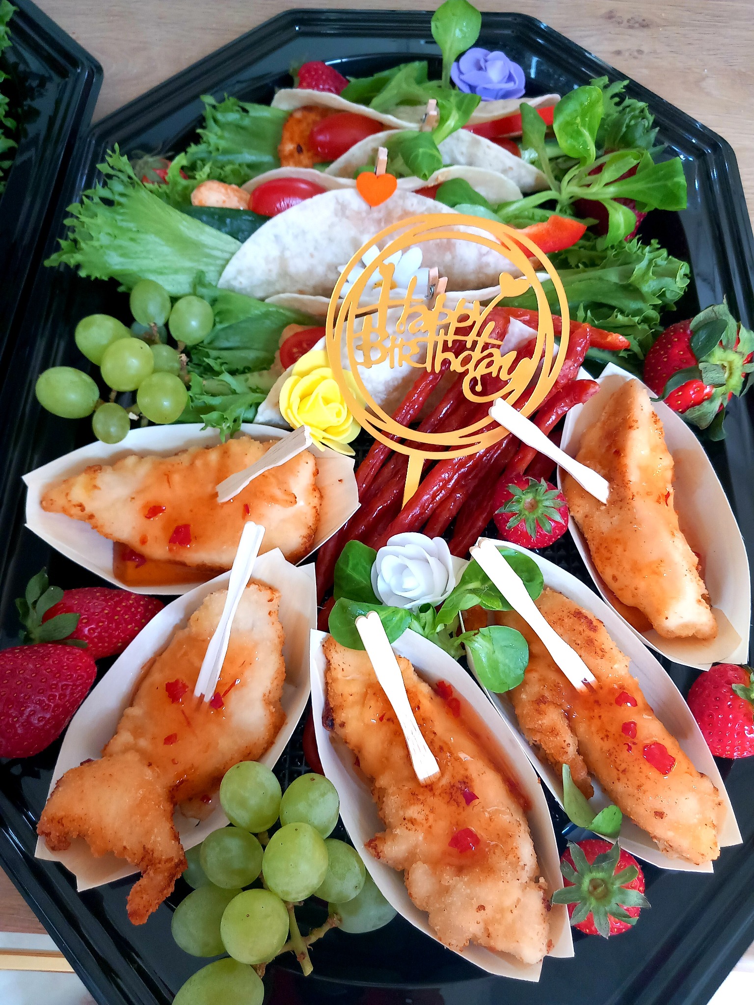 Dekoracyjna taca z przekąskami: tortille, koreczki z sosem chili, kabanosy, winogrona i truskawki. Dekoracja 'Happy Birthday'. Idealne na przyjęcie.