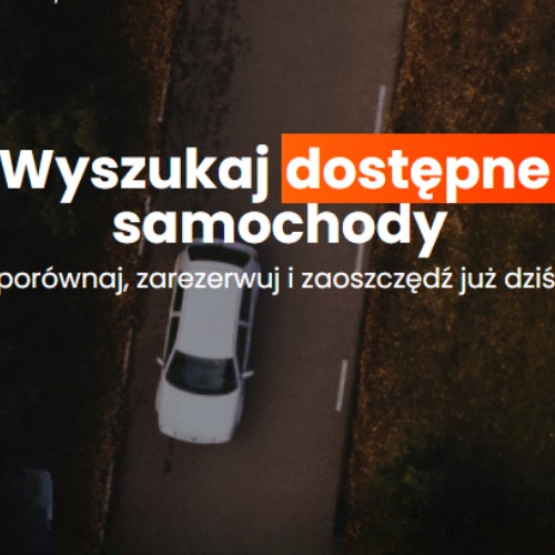 Widok z góry na biały samochód jadący po asfalcie, obok drzewa i trawa, z tekstem reklamowym 'Wyszukaj dostępne samochody, porównaj, zarezerwuj i zaoszczędź już dziś'.