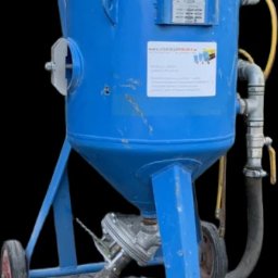 ABMax Alan Białecki - Niebieska piaskarka mobilna z kołami i widocznymi przewodami, przeznaczona do czyszczenia strumieniowo-ściernego.