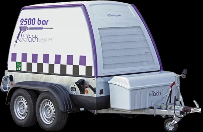 Mobilna przyczepa z urządzeniem wysokociśnieniowym Palch z napisem 2500 bar, szaro-biała obudowa z fioletowymi akcentami i szachownicą, widoczne koła i zaczep przyczepy.