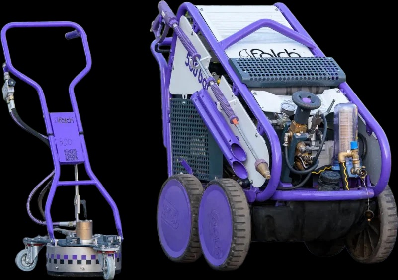 Profesjonalne urządzenia do czyszczenia Falch: myjka ciśnieniowa na kółkach z lancą i dodatkowa przystawka do powierzchni płaskich z dyszami rotacyjnymi, oba w charakterystycznym fioletowym kolorze.