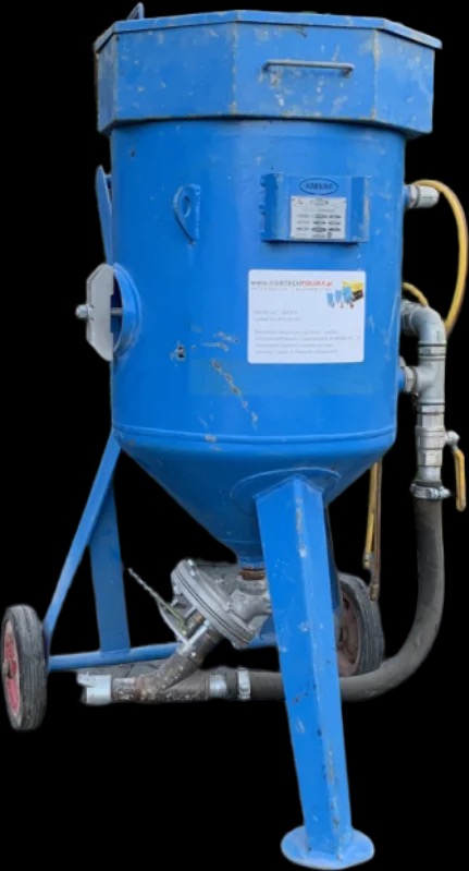 Niebieska piaskarka mobilna z kołami i widocznymi przewodami, przeznaczona do czyszczenia strumieniowo-ściernego.