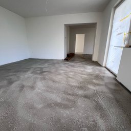 Wylewka samopoziomująca równe podłoże pod płytki, dywan czy panele winylowe.
Szybki czas schnięcia 
Gładka powierzchnia i łatwa do czyszczenia 
