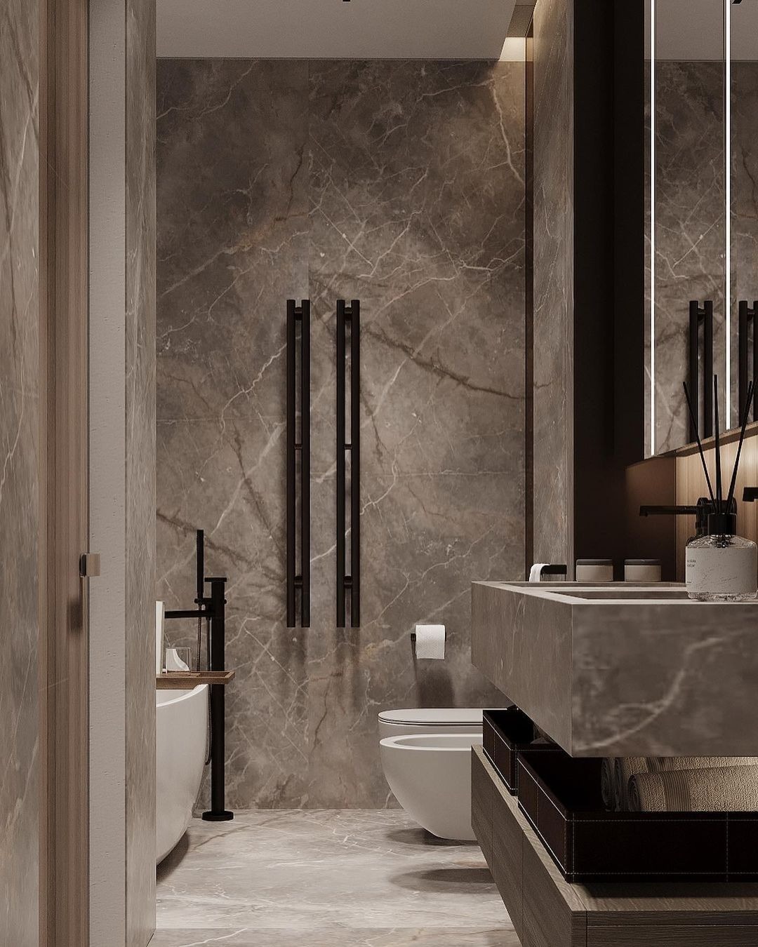 Elegancka łazienka w odcieniach szarości z marmurowymi płytkami, grzejnikiem drabinkowym i nowoczesną armaturą w Gliwicach. Minimalistyczny design.