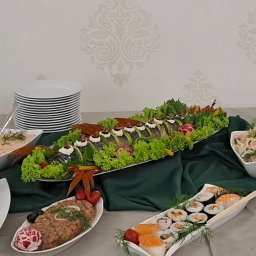 Sala Bankietowa Batory - Pstrągi faszerowane, karpacio z łososia, sushi i tatar z łososia oraz wiele innych, rybnych smakołyków.