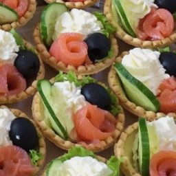 Wytrawne babeczki z łososiem i musem chrzanowym.