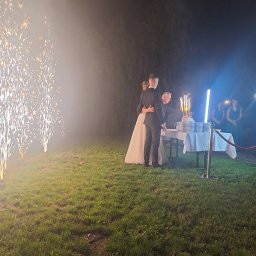 Tort weselny, serwowany w naszym ogrodzie przy blasku księżyca i ognistych świateł. 

