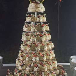 Sala Bankietowa Batory - Tort z bezowych babeczek.