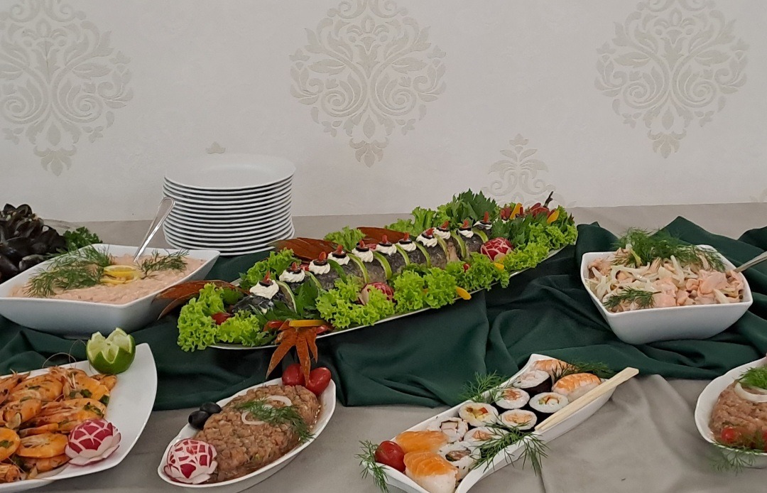 Pstrągi faszerowane, karpacio z łososia, sushi i tatar z łososia oraz wiele innych, rybnych smakołyków.