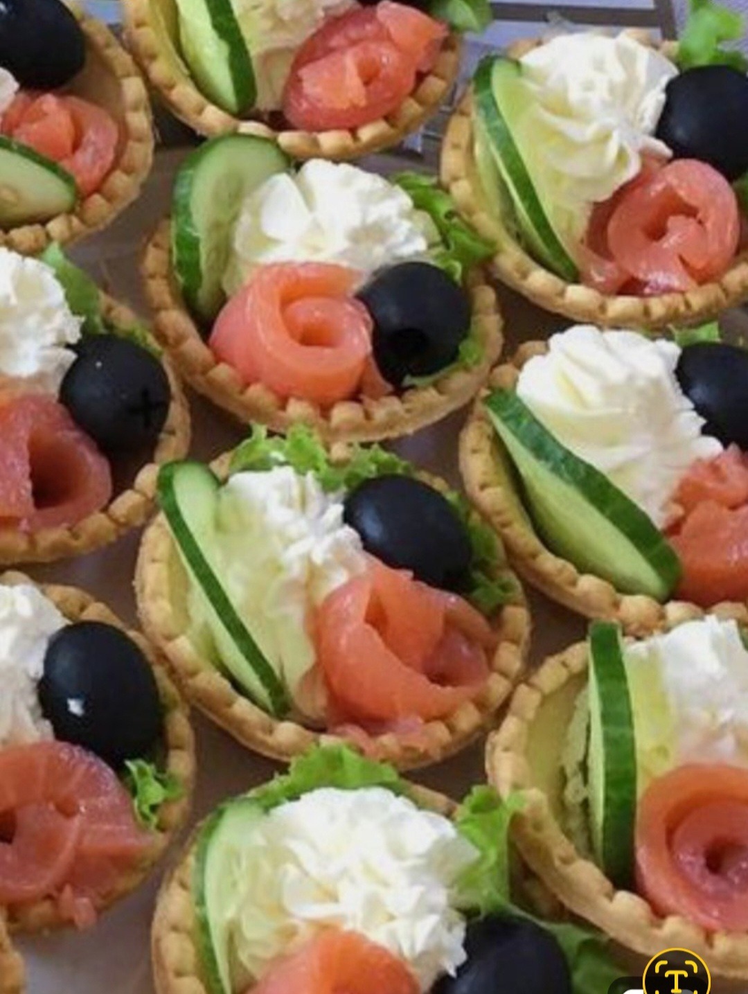 Wytrawne babeczki z łososiem i musem chrzanowym.