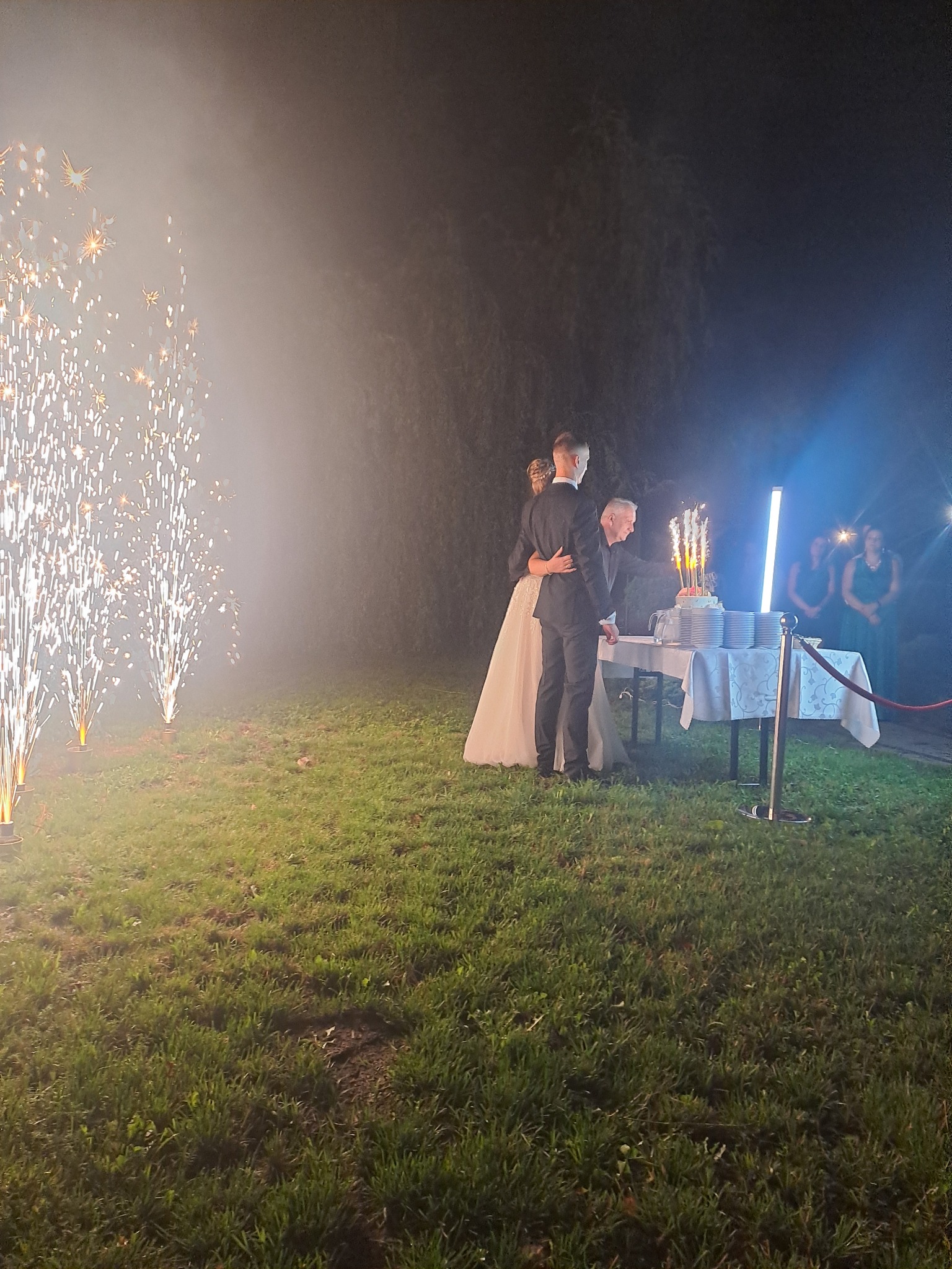 Tort weselny, serwowany w naszym ogrodzie przy blasku księżyca i ognistych świateł.