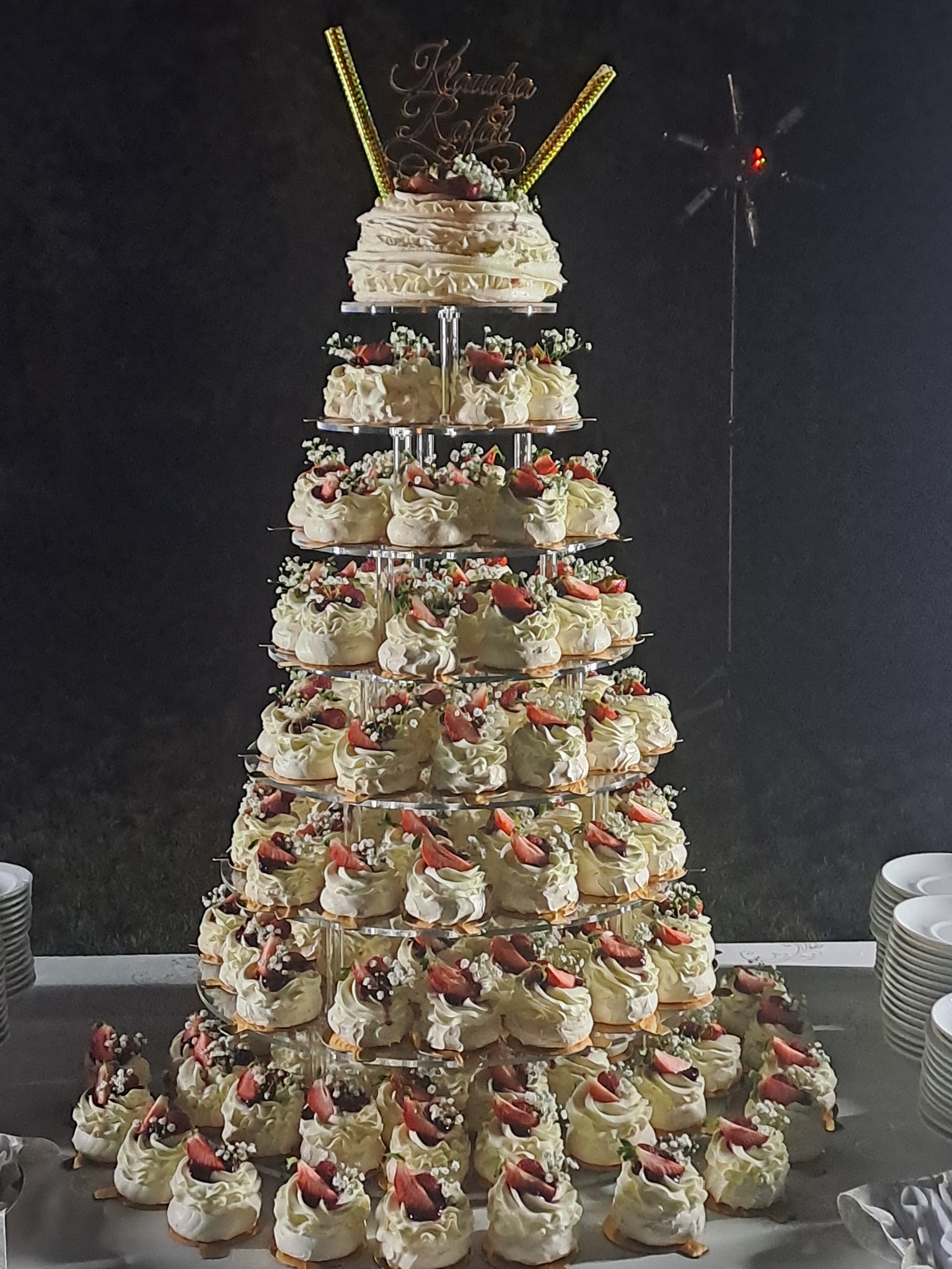 Tort z bezowych babeczek.