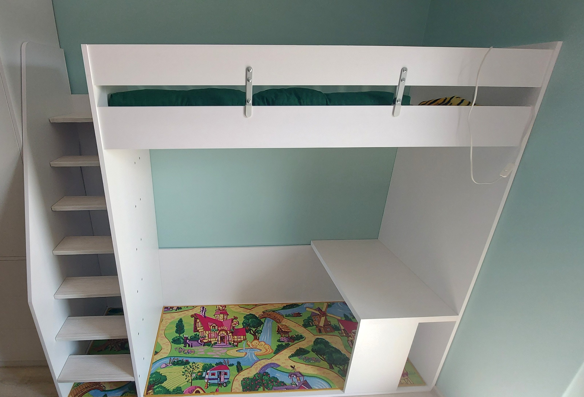 Antresola dziecięca z łóżkiem i biurkiem