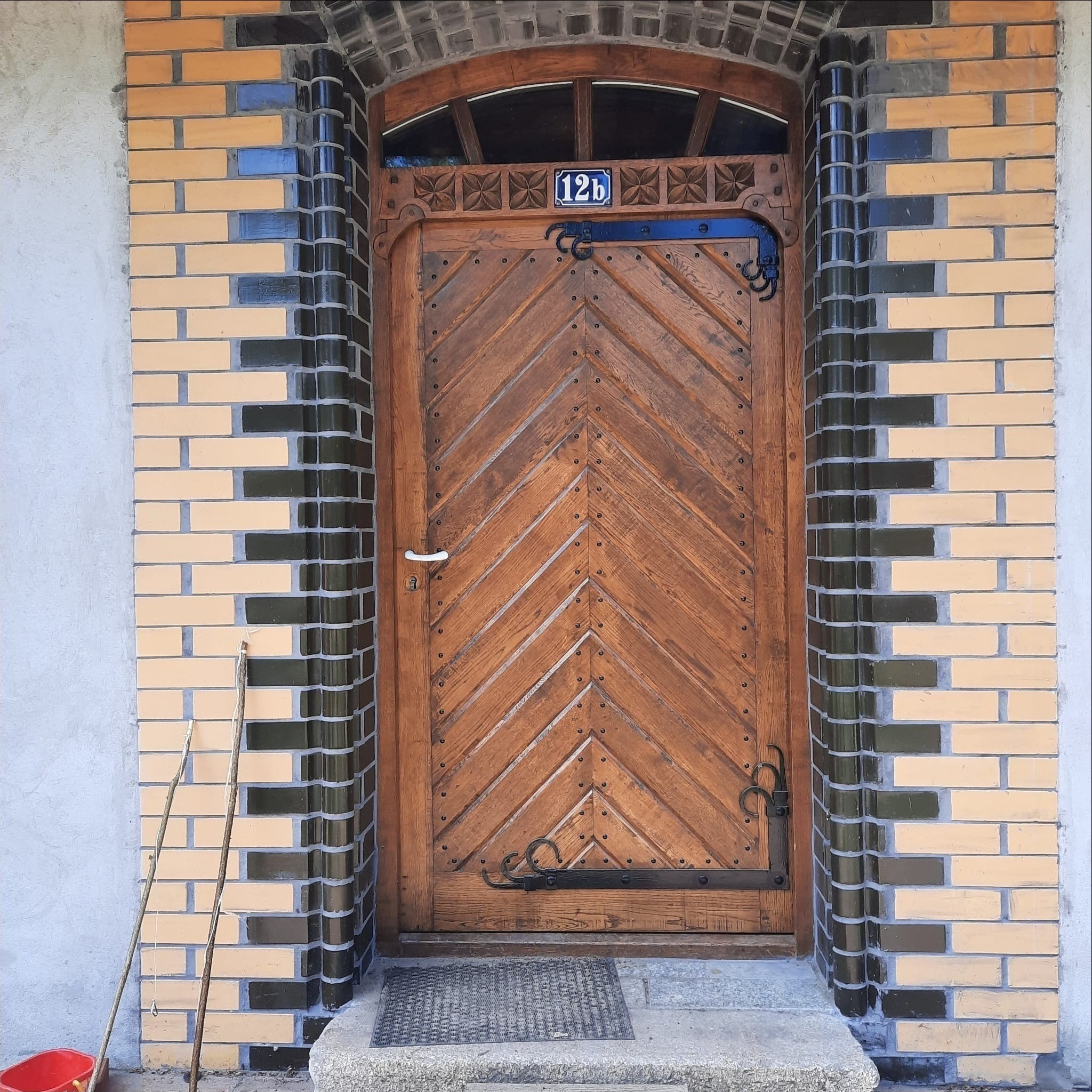 Drzwi z drewna litego z okuciami stalowymi