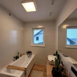 Żaluzje aluminiowe – Nowoczesne, minimalistyczne i trwałe przesłony.