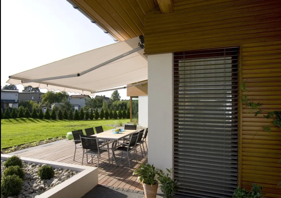 Żaluzje fasadowe – Efektywna ochrona przeciwsłoneczna na elewację budynku.