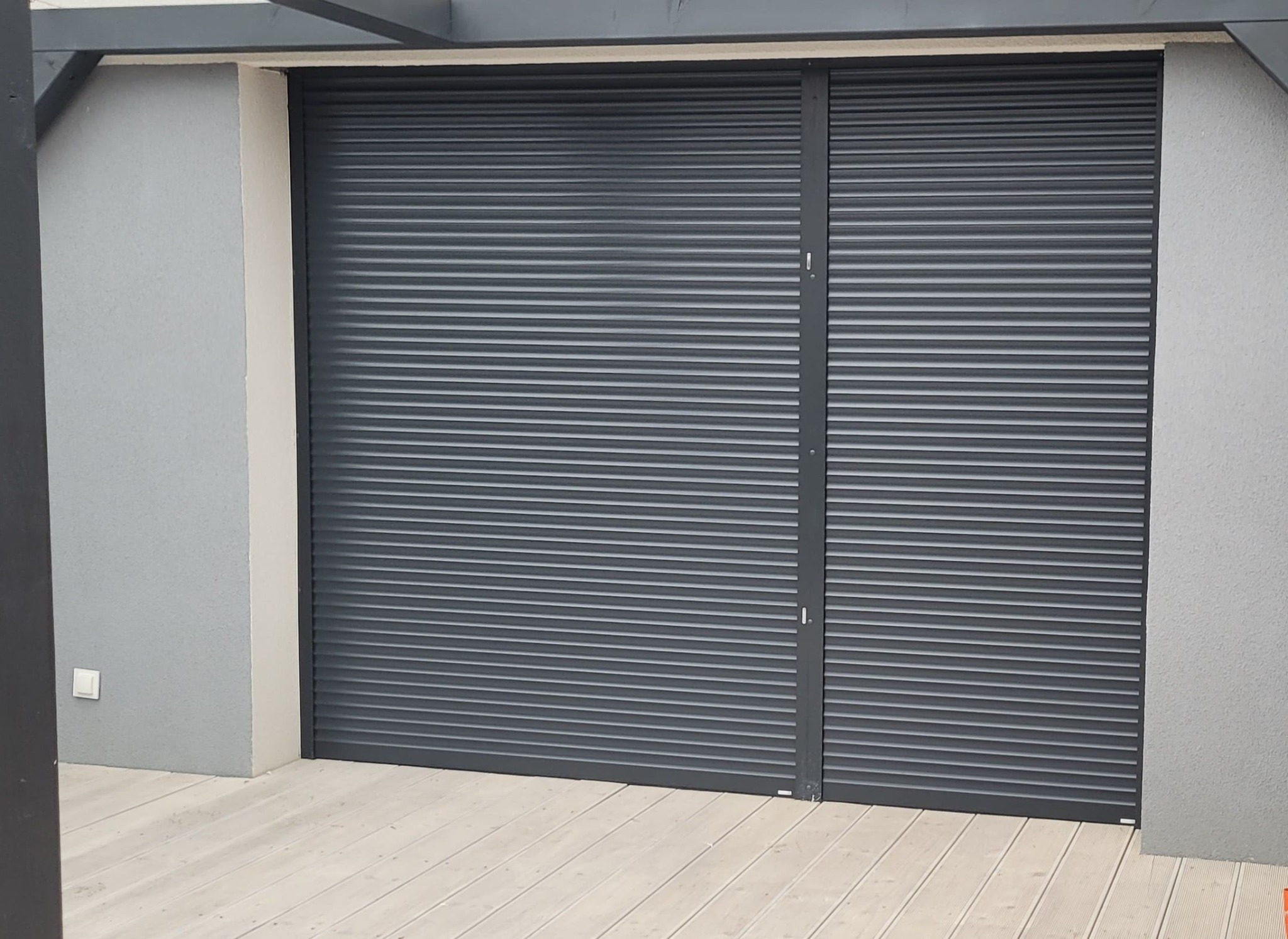 Zewnętrzne rolety i rolety garażowe – Ochrona i funkcjonalność dla Twojego domu.