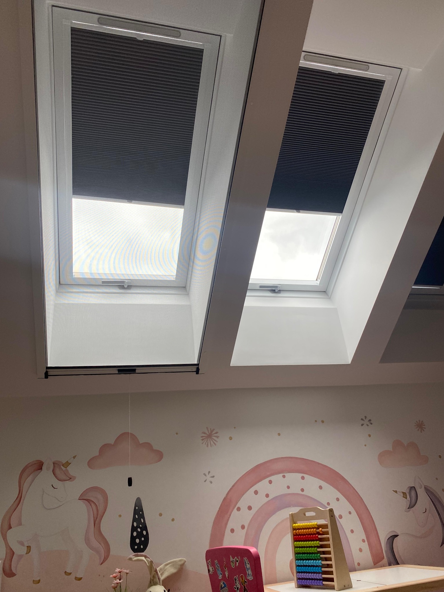 Moskitiery do okien dachowych – Rolowane i plisowane, idealne na poddasze.