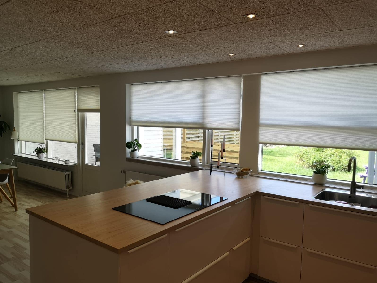 Żaluzje plisowane – Stylowe i funkcjonalne, dostępne w ponad 700 tkaninach oraz różnych modelach i mocowaniach.