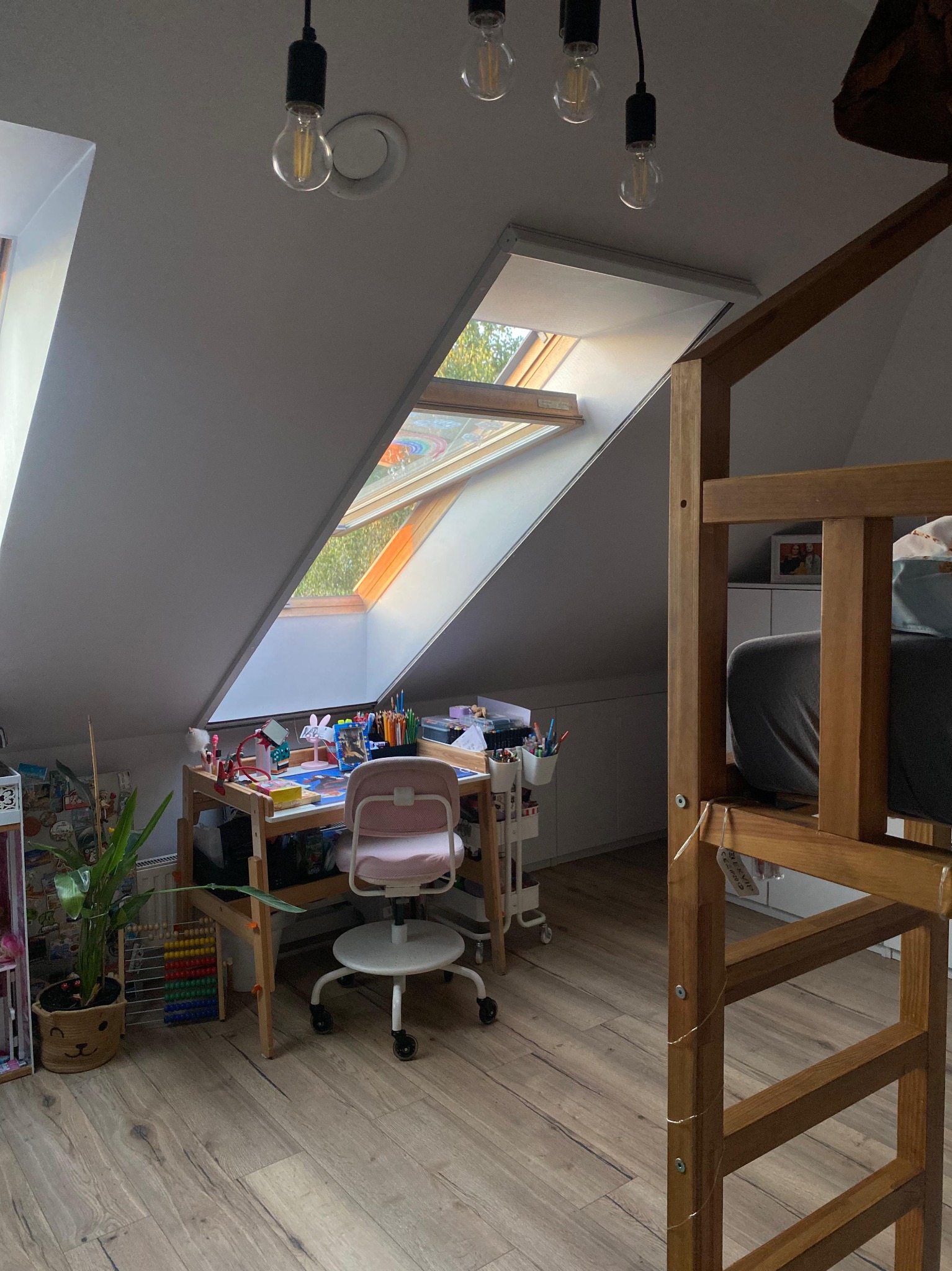 Mamy również moskitiery rolowane, które świetnie sprawdzą się w oknach dachowych.