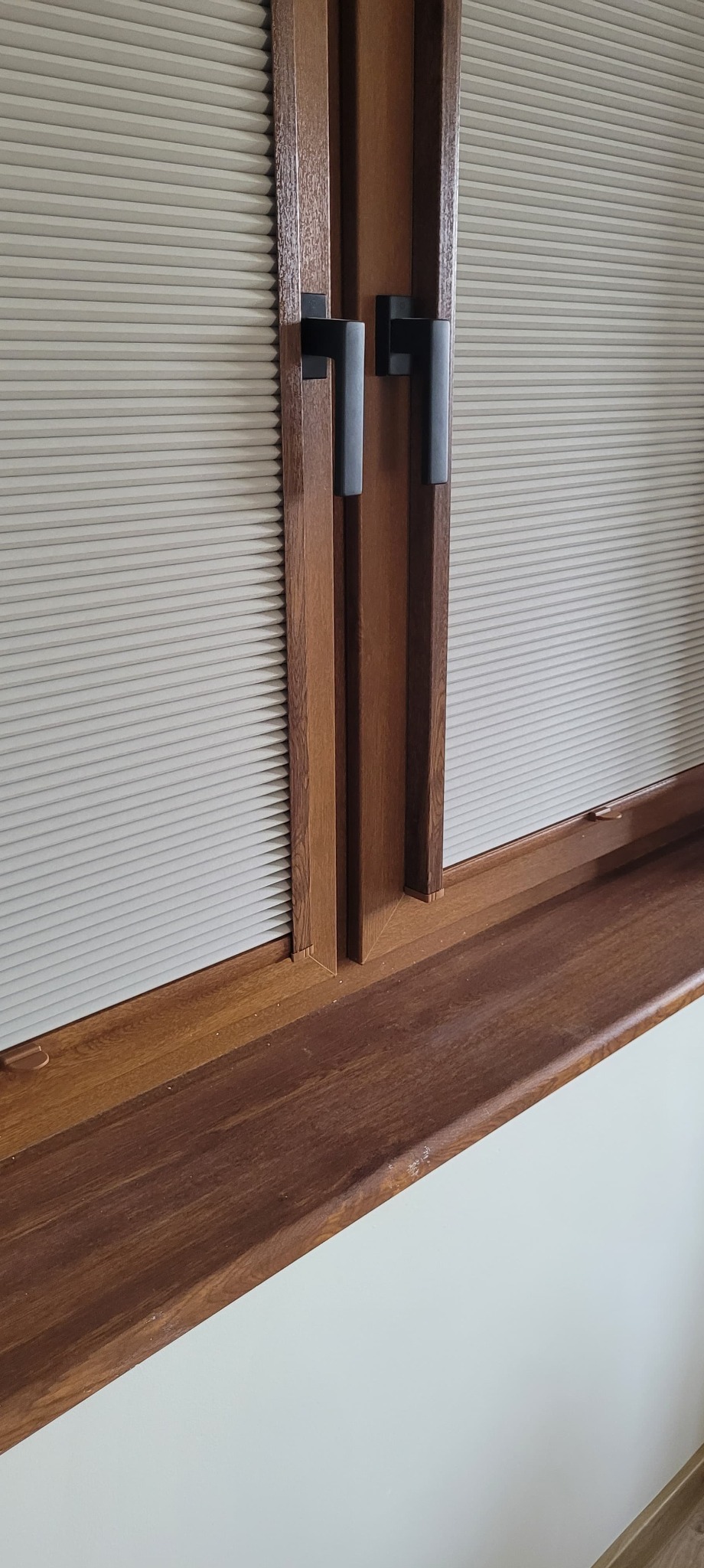 Żaluzje plisowane z prowadnicami bocznymi.