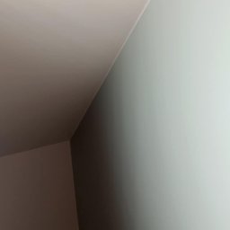 adamczakrenovaties - Ściana w odcieniach szarości i różu, świeżo po malowaniu, z widoczną listwą przypodłogową i fragmentem podłogi. Ujęcie z dołu, podkreślające kąt nachylenia ściany.