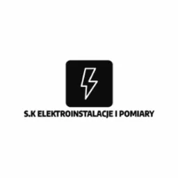 Logo firmy S.K Elektroinstalacje i Pomiary z Mikołowa. Czarny kwadrat z białą błyskawicą i nazwą firmy. Prosty, nowoczesny design.