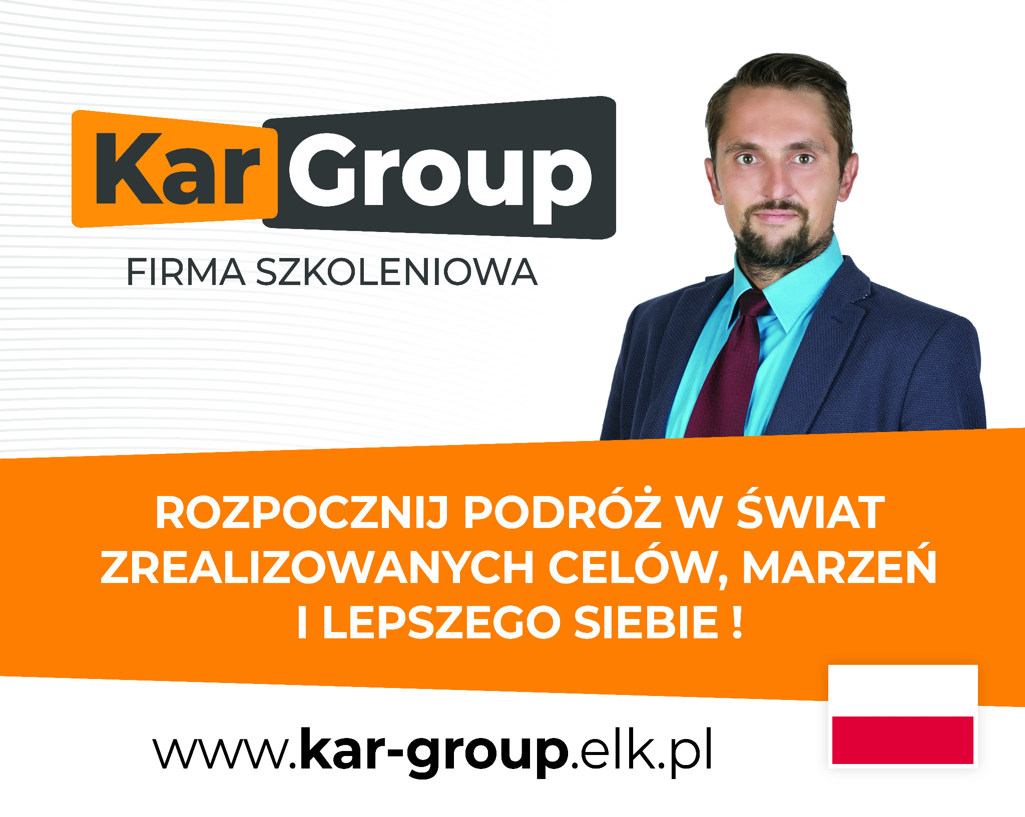 Portret uśmiechniętego mężczyzny w garniturze na tle logotypu firmy szkoleniowej Kar Group z hasłem 'Rozpocznij podróż w świat zrealizowanych celów, marzeń i lepszego siebie!'