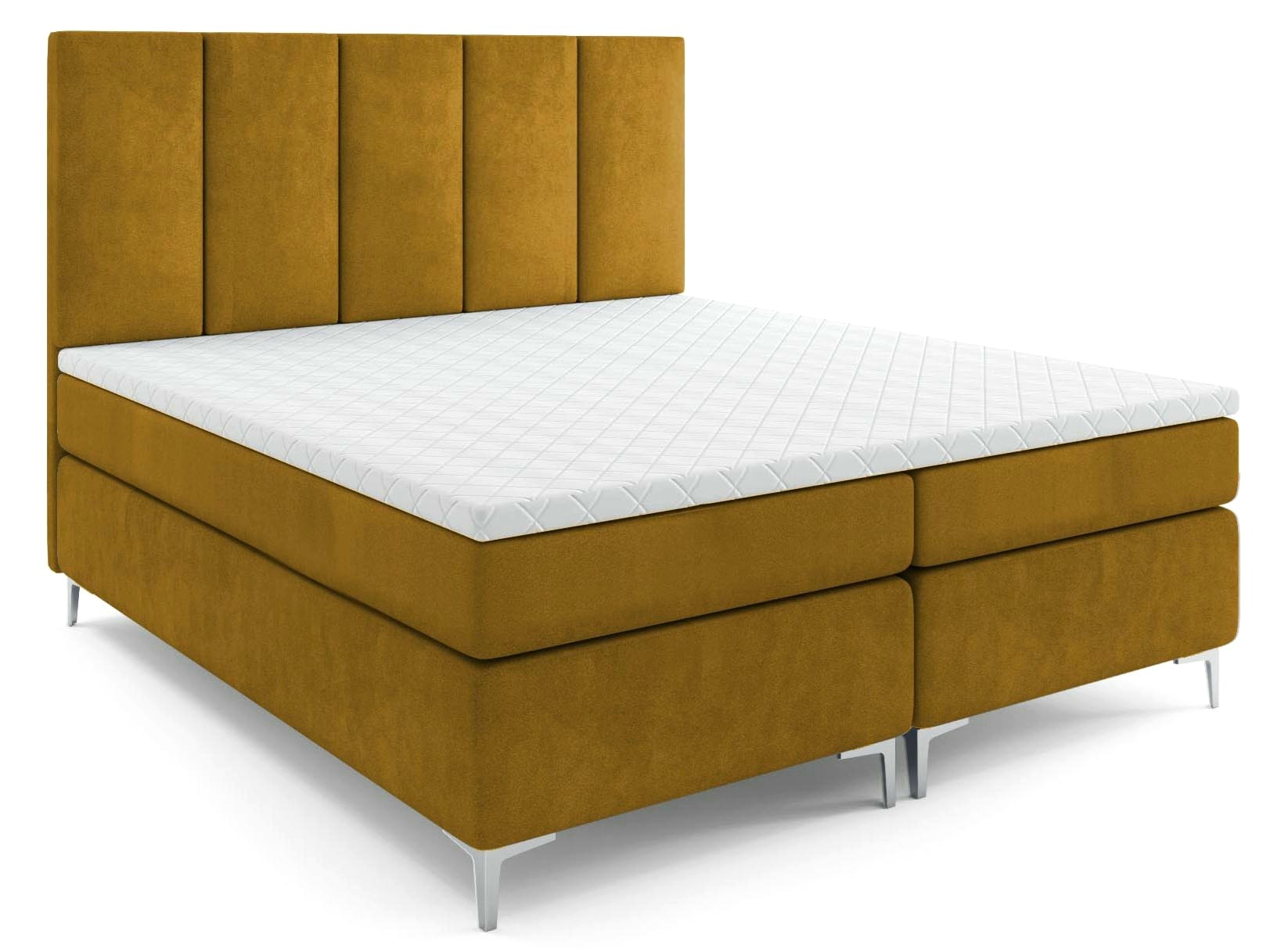 Miodowo-żółte, tapicerowane łóżko kontynentalne z wezgłowiem w pionowe pasy i białym materacem nawierzchniowym, wsparte na smukłych, metalowych nóżkach.