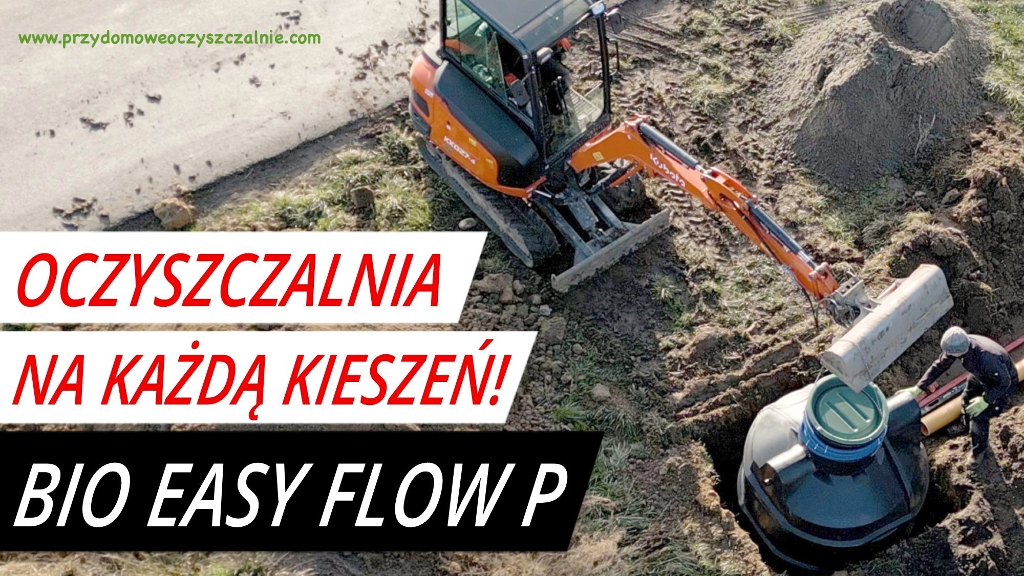 Montaż przydomowej oczyszczalni ścieków Bio Easy Flow P: minikoparka Kubota opuszcza betonowy element na zbiornik w wykopie, obok pracownik w kasku i żółtych rękawicach.