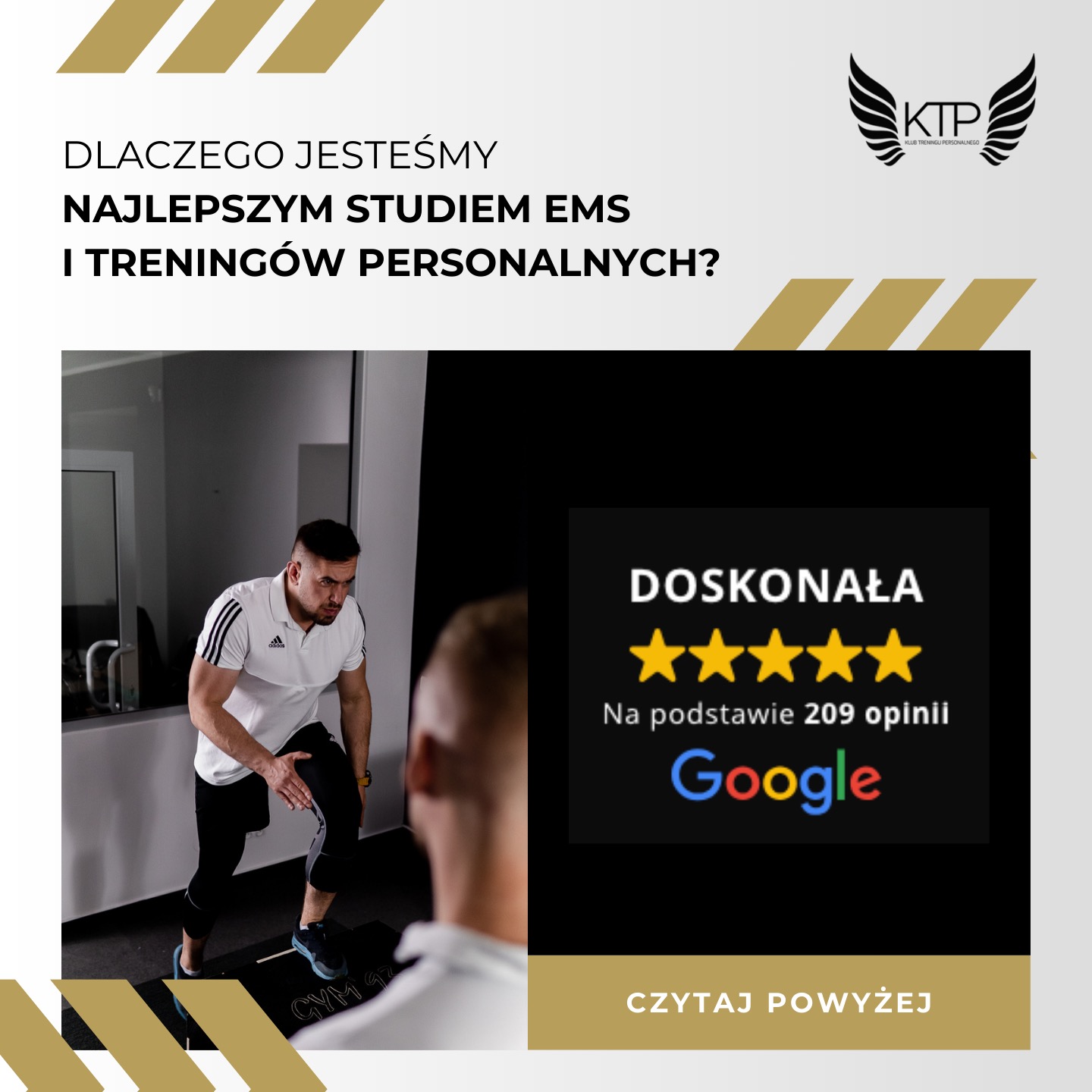 Mężczyzna w sportowym stroju wykonuje ćwiczenie na platformie w studiu EMS, w tle logo studia i ocena na Google.