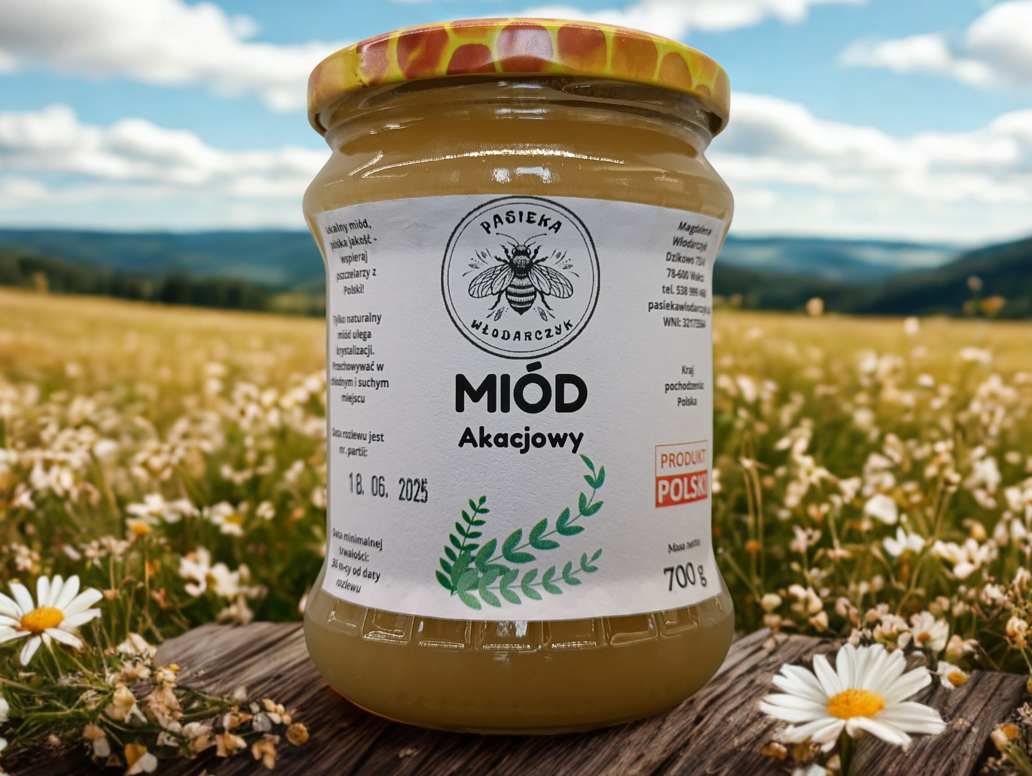 Słoik akacjowego miodu z Pasieki Włodarczyk na tle łąki z białymi kwiatami. Widoczna etykieta z napisem 'Produkt Polski'.
