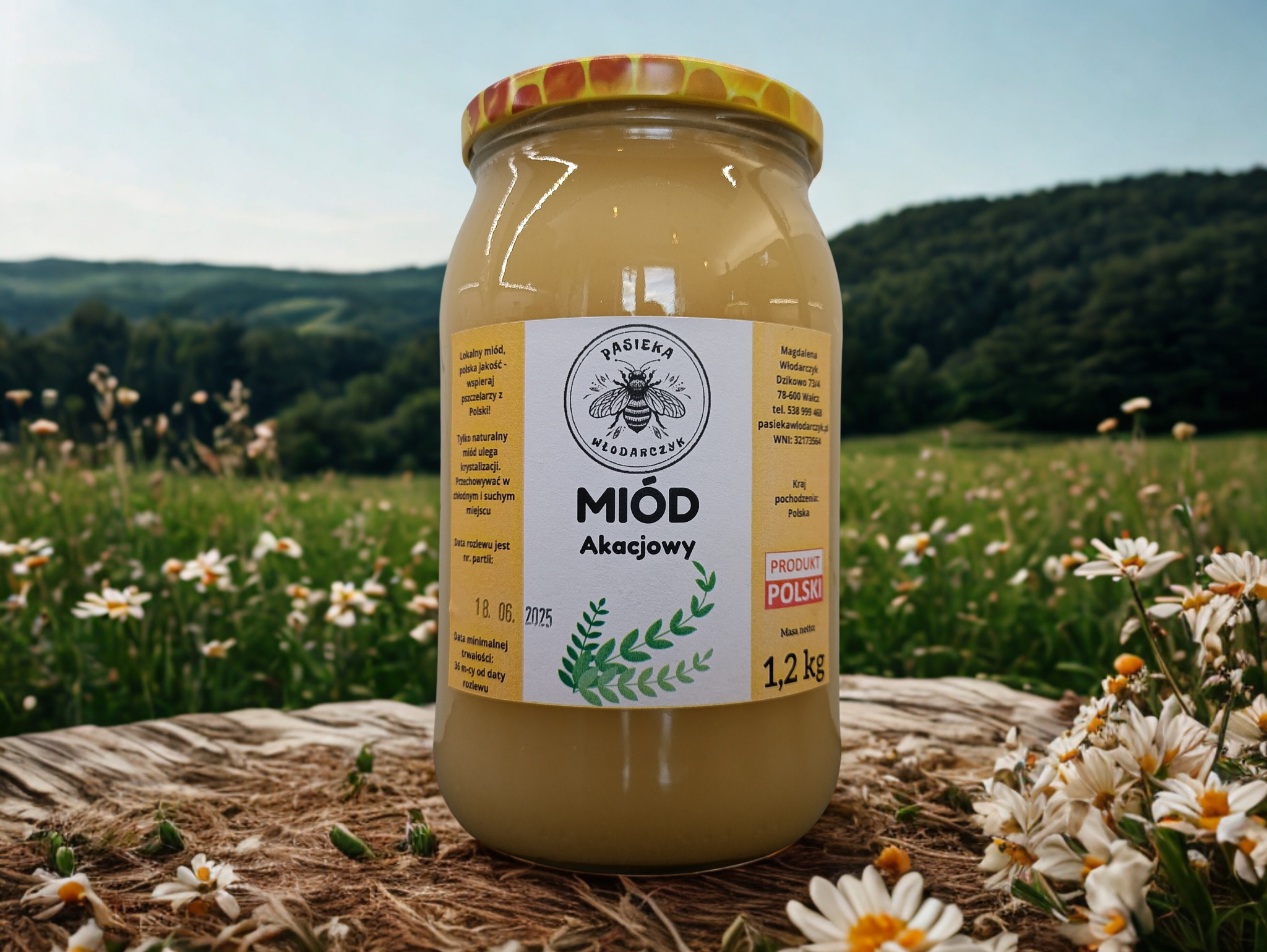 Słoik akacjowego miodu z etykietą 'Pasieka Włodarczyk' na tle łąki z kwitnącymi stokrotkami i zielonymi wzgórzami. Produkt polski, masa netto 1,2 kg.