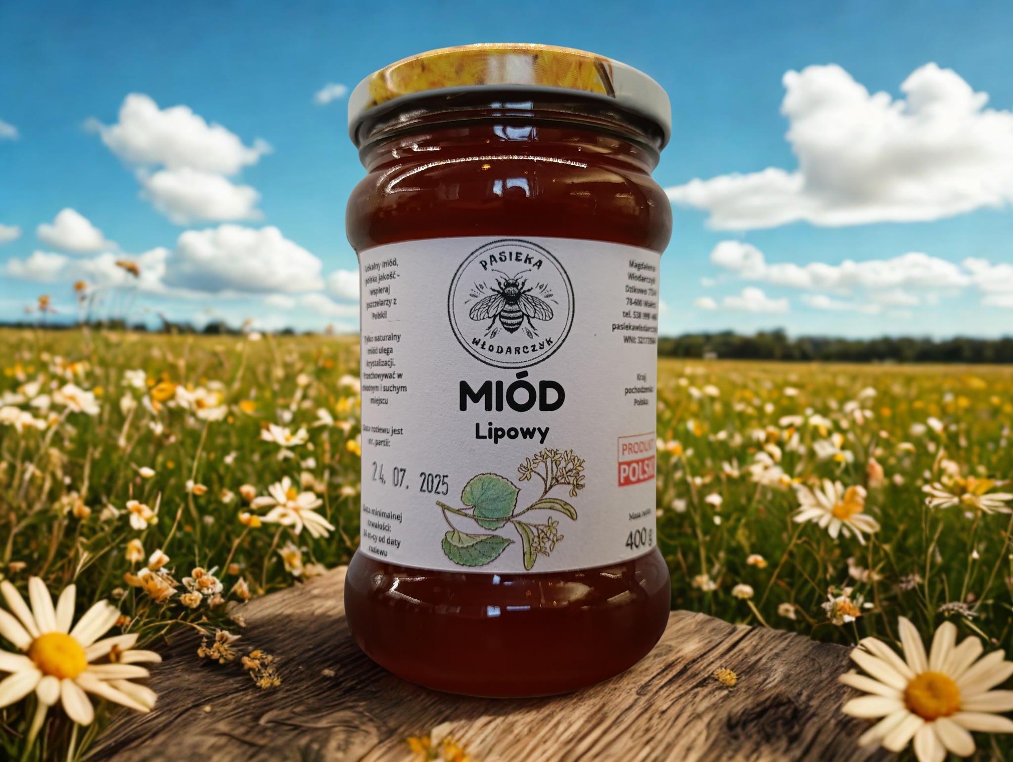Słoik miodu lipowego na drewnianej desce, w tle kwitnąca łąka i błękitne niebo. Etykieta z napisem 'Pasieka Włodarczyk' i rysunkiem pszczoły. Produkt Polski, data ważności.