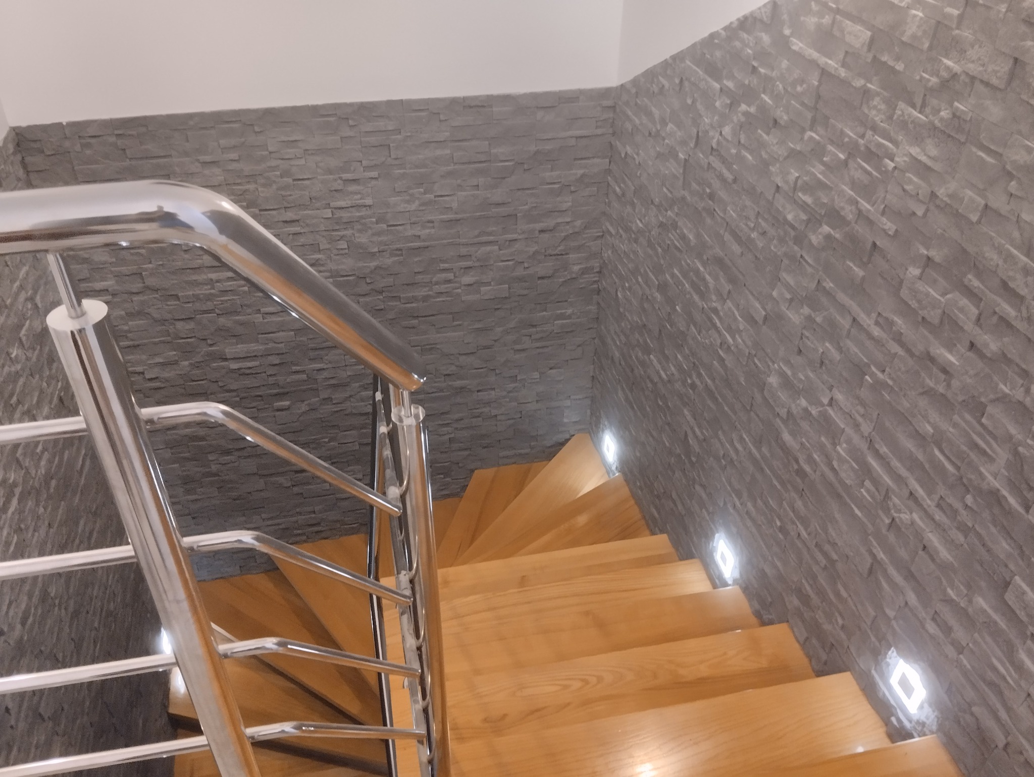 Kamień betonowy z oświetleniem punktowym