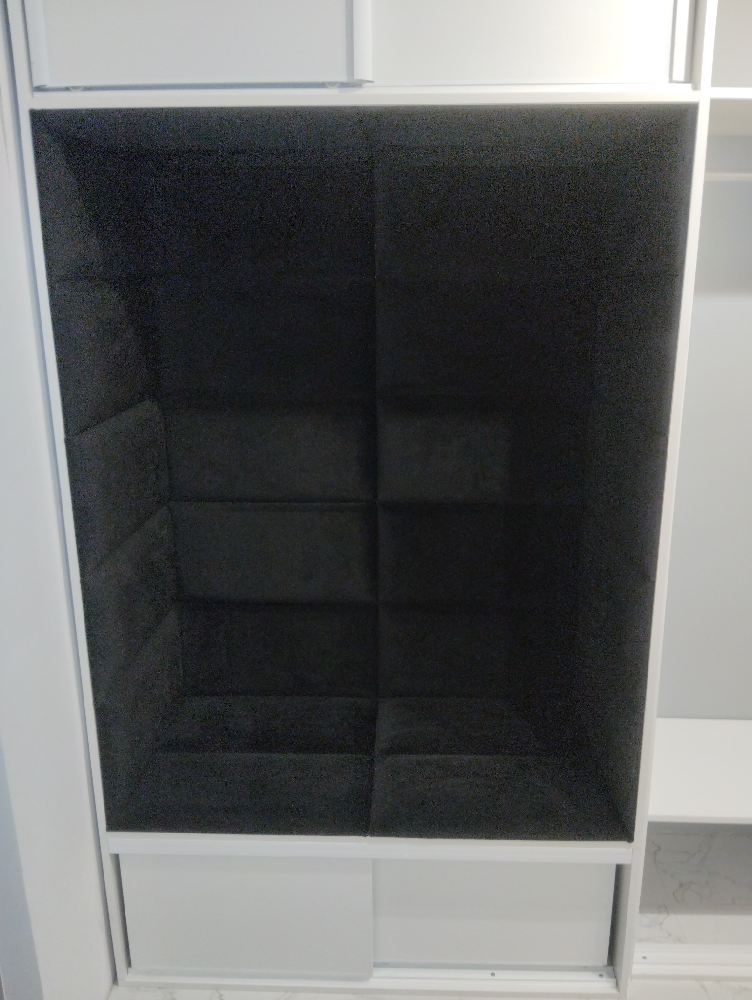 Tapicerowane siedzisko w szafach w zabudowie