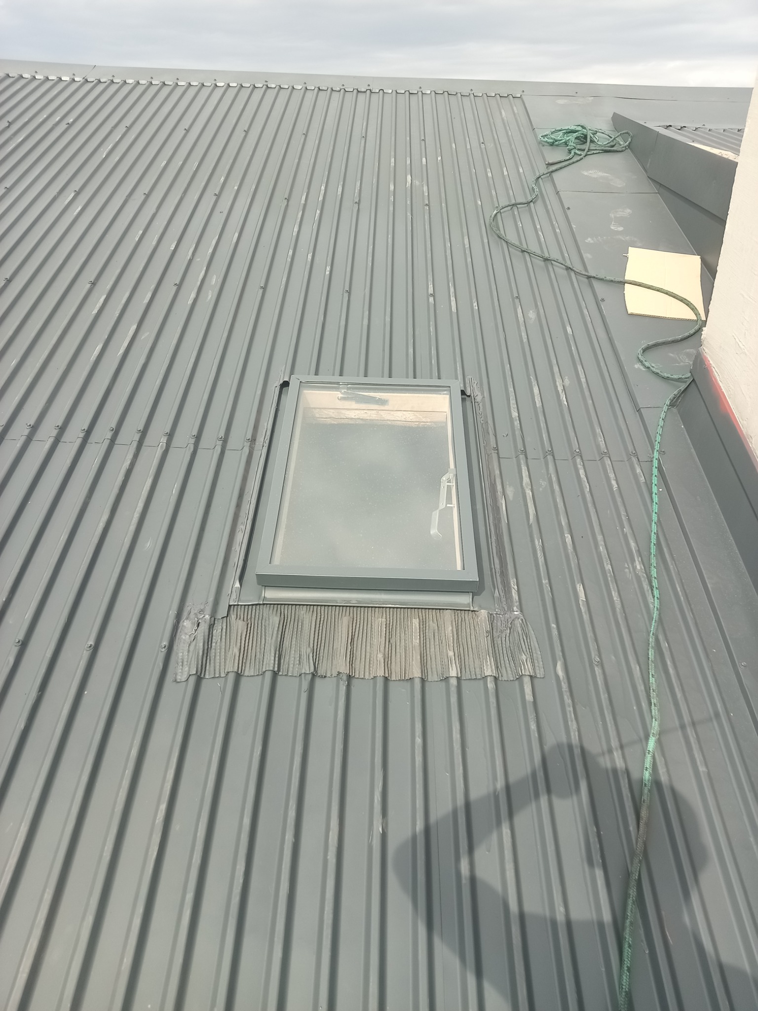 I po montażu. Pierwsza warstwa szary antracyt