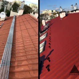 RAFTRIS - DACHY RAFAŁ RADWAN - Porównanie dachu przed i po renowacji: po lewej stronie dach z pomarańczowej dachówki z zamontowaną metalową kładką, po prawej stronie dach pokryty czerwoną farbą, widoczne okna dachowe i kominy.