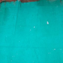 Adam Zając - Świeżo pomalowana, turkusowa ściana w Rokietnicy z widocznymi zaciekami farby pod sufitem pomalowanym na brązowo.