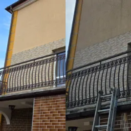 Porównanie elewacji budynku przed i po czyszczeniu, widoczne różnice w zabrudzeniach na ścianie, balkon z metalową balustradą i drabina oparta o ścianę.