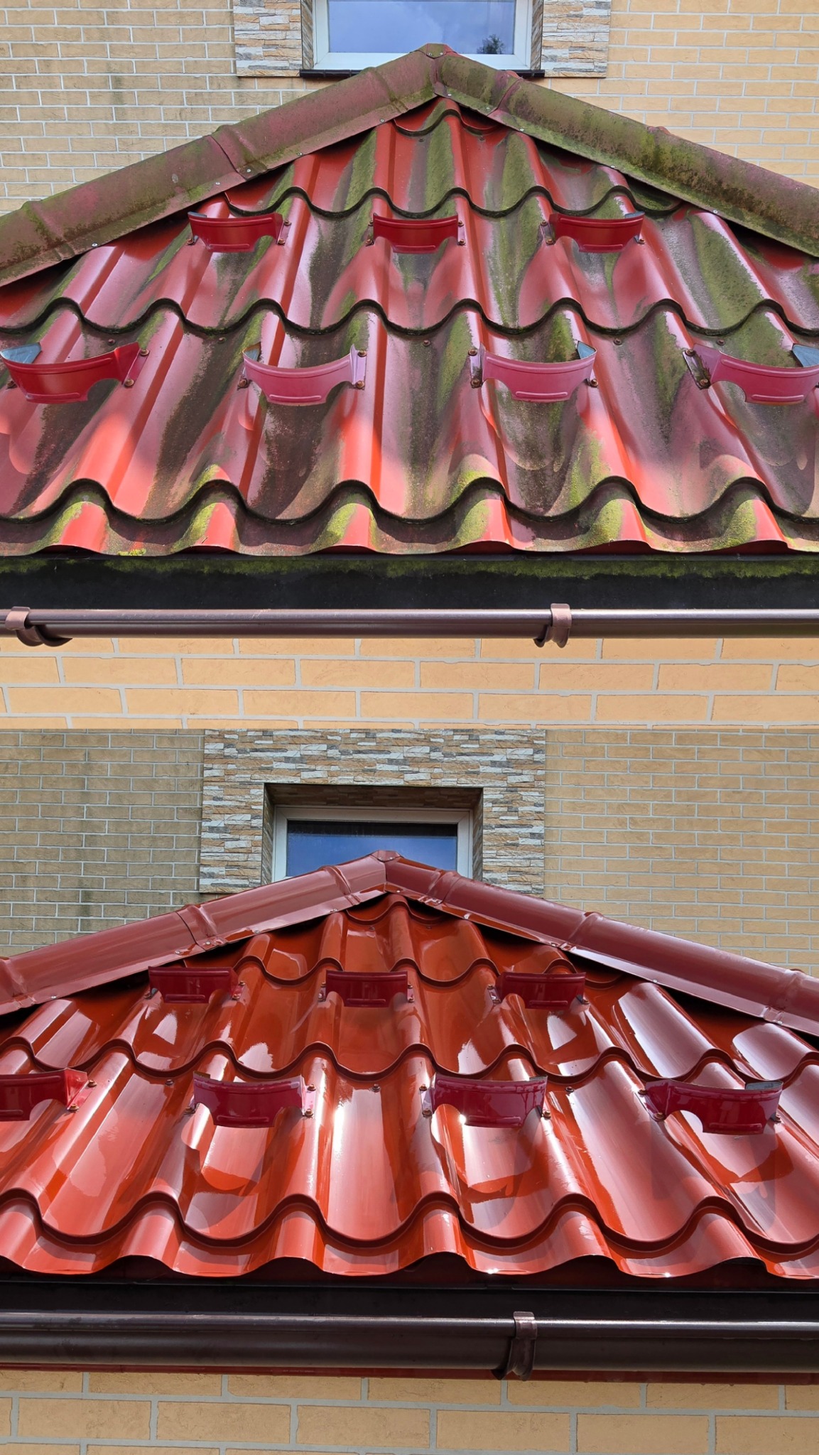 Zdjęcie dachu z czerwonej dachówki przed i po czyszczeniu. Górna część dachu pokryta mchem, dolna część dachu czysta, lśniąca. Widok na fragment elewacji.