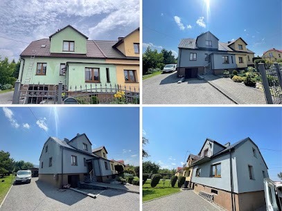 Fotografia domu przed i po malowaniu elewacji. Lewa strona w kolorach, prawa w szarościach. Widoczne zmiany kolorystyczne i odświeżony wygląd budynku.