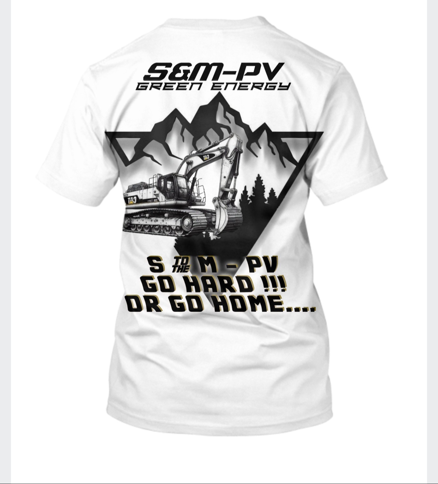 Biała koszulka z grafiką koparki na tle gór i napisem 'S&M-PV Green Energy', odzież robocza z motywem fotowoltaiki i budowy.