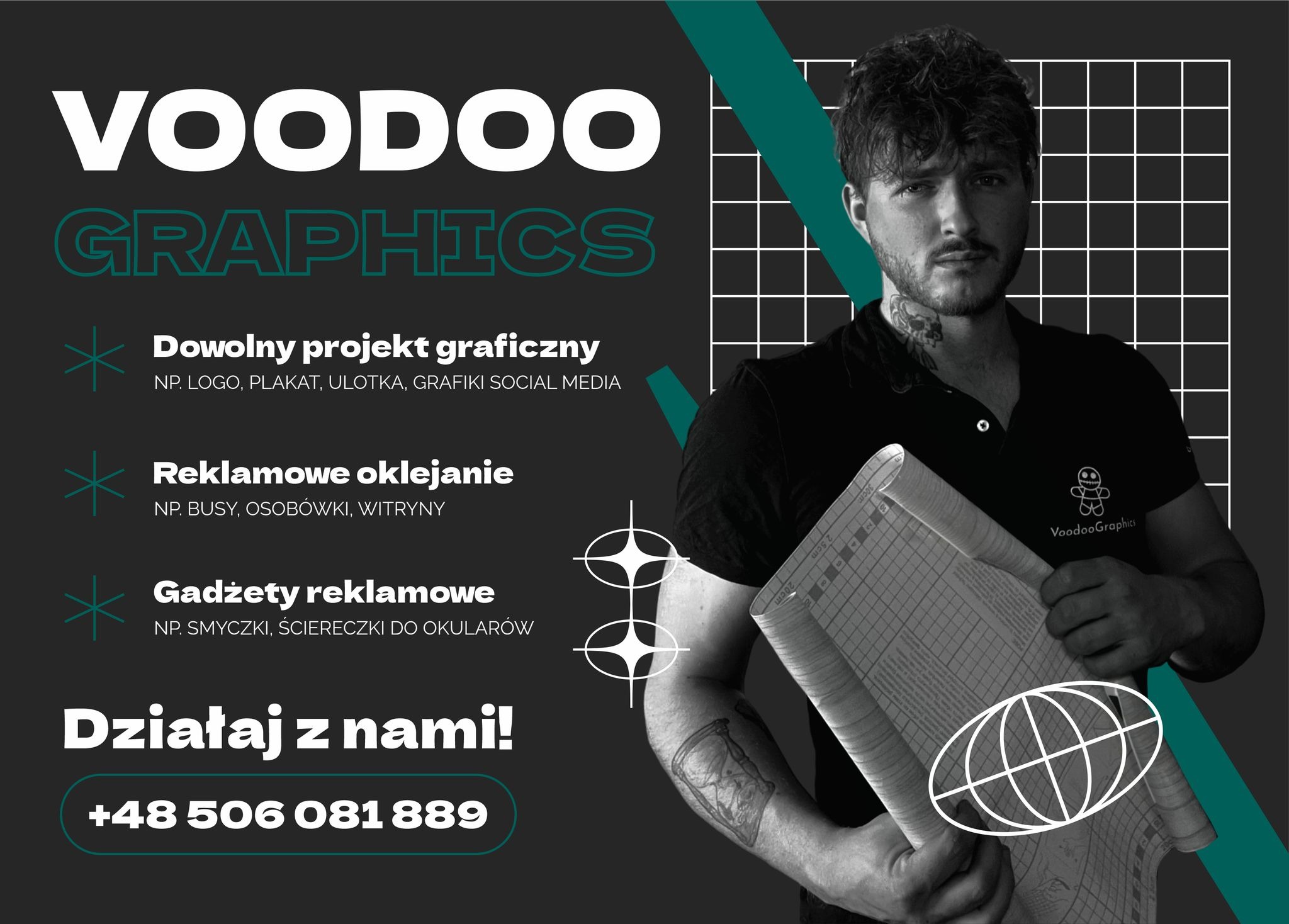 Mężczyzna z tatuażem na szyi prezentuje projekt graficzny na dużym arkuszu papieru z logo firmy Voodoo Graphics, oferta obejmuje projekty logo, plakaty, ulotki, oklejanie reklamowe i gadżety...