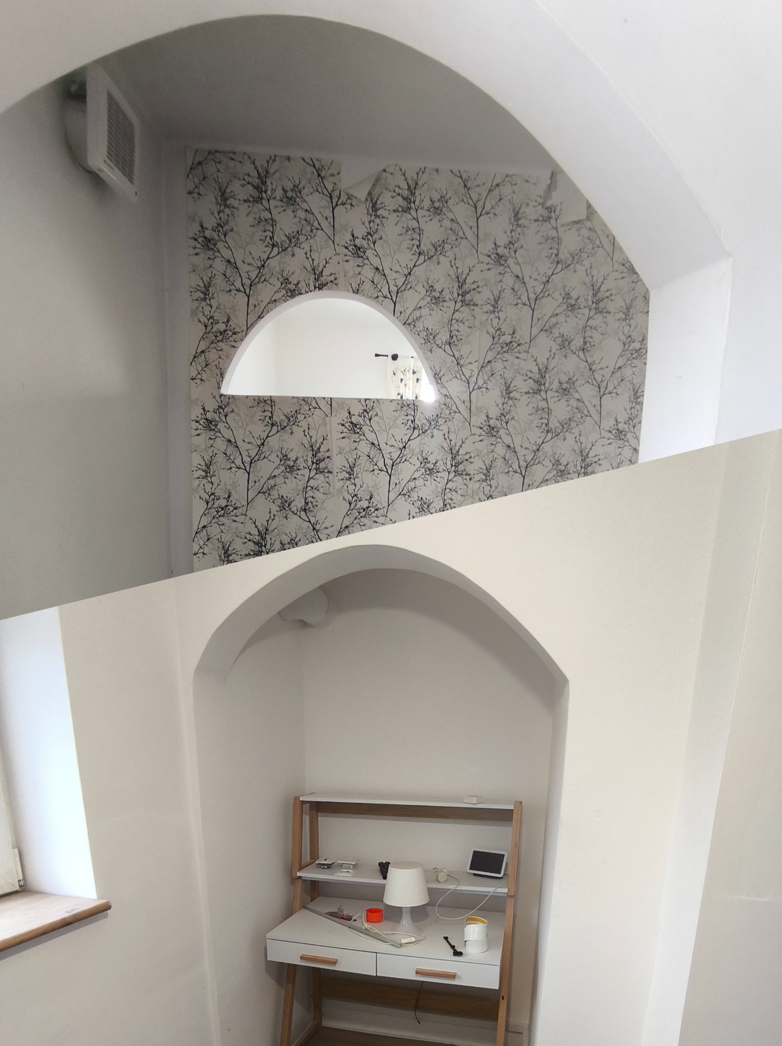 Nietypowe wykończenie wnętrza: wnęka z łukiem, tapeta w gałązki i biurko. Białe ściany, jasne oświetlenie. Widok na fragment pokoju z oknem.